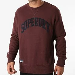 Grosses soldes 🌟 Sweat Crewneck Varsity Arch Crew M2011372A Bordeaux de Superdry 🧨