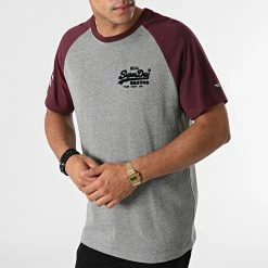 Vente flash 😍 Tee 👕 Shirt Vintage Logo AC Raglan M1011209A Gris Chiné Violet de Superdry ⭐ -Superdry Soldes superdry 276870 M1011209A QOG 20210811T162130 03