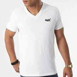 Coupon 🧨 Tee 👚 Shirt Col V M1011170A Blanc de Superdry 🧨 -Superdry Soldes superdry 281171 M1011170A 01C NOOS 20210827T163223 03