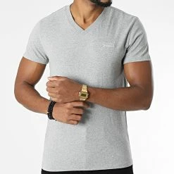 Budget 🎉 Tee 👚 Shirt Col V M1011170A Gris Chiné de Superdry 😉 8 Budget 🎉 Tee 👚 Shirt Col V M1011170A Gris Chiné de Superdry 😉 -Superdry Soldes superdry 283834 M1011170A 07Q 20210910T150814 03