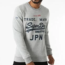 Sortie 🔔 Sweat Crewneck Vintage Logo AC M2011437A Gris Chiné de Superdry 🎁 -Superdry Soldes superdry 285524 M2011437A ZUC 20210923T160702 03