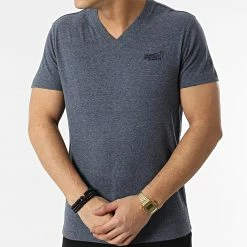 Promo 🤩 Tee 👚 Shirt Col V Vintage Logo Embroidery M1011170A Bleu Marine Chiné de Superdry 🥰 -Superdry Soldes superdry 300422 M1011170A 97T 20220202T160843 03