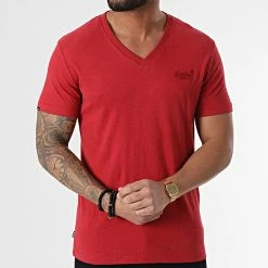 Budget 🧨 Tee 👚 Shirt Col V Vintage Logo Embroidery M1011170A Rouge de Superdry ⌛ -Superdry Soldes superdry 304027 M1011170A 6CY 20220224T133209 03