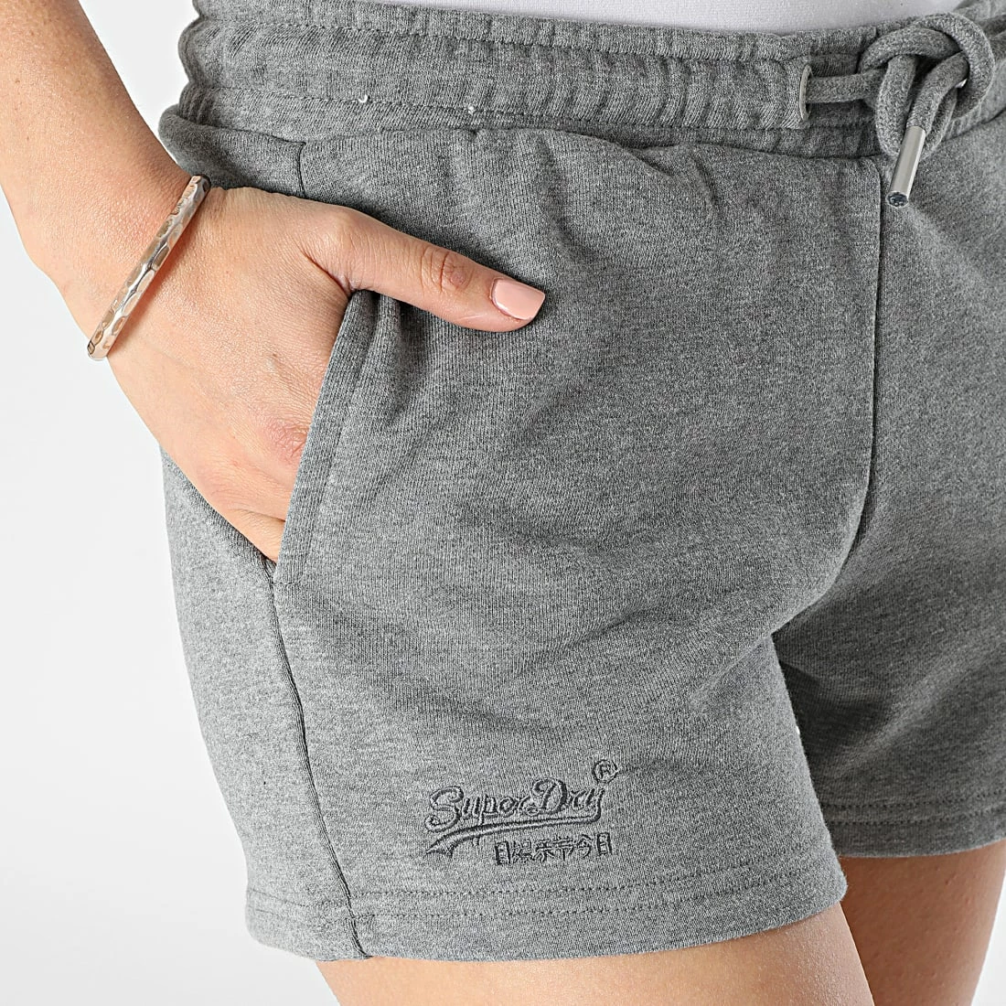 Remise 🌟 Short Jogging Femme Vintage Logo Embrodery Gris Chiné de Superdry 🥰 3 Remise 🌟 Short Jogging Femme Vintage Logo Embrodery Gris Chiné de Superdry 🥰 – Image 2