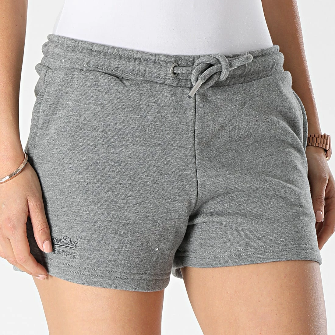 Remise 🌟 Short Jogging Femme Vintage Logo Embrodery Gris Chiné de Superdry 🥰 4 Remise 🌟 Short Jogging Femme Vintage Logo Embrodery Gris Chiné de Superdry 🥰 – Image 3