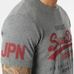 Tout neuf ⭐ Tee 👚 Shirt Vintage Classic M1011317A Gris Chiné de Superdry ⌛ -Superdry Soldes superdry 315024 M1011317A 5XZ 20220420T152832 02