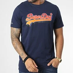 Acheter 🌟 Tee 👕 Shirt M1011391A Bleu Marine de Superdry 🛒 -Superdry Soldes superdry 328238 M1011391A GKV 20221118T152159 03