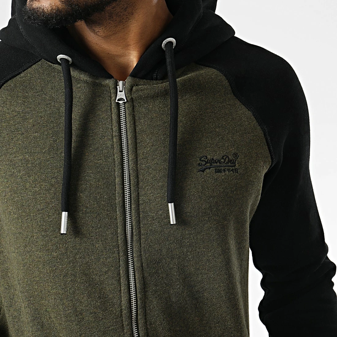 Sortie 🧨 Sweat Capuche Zippé Vintage Logo Embroidery ⚾ Baseball Vert Kaki Noir de Superdry 🧨 4 Sortie 🧨 Sweat Capuche Zippé Vintage Logo Embroidery ⚾ Baseball Vert Kaki Noir de Superdry 🧨 – Image 2