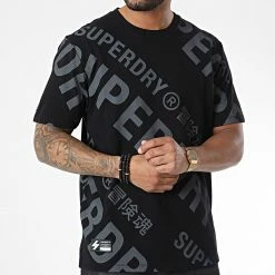 Vente flash 🔥 Tee 👚 Shirt Classic AOP M1011520A Noir de Superdry ✔️ -Superdry Soldes timberland 338210 M1011520A 02A 20220926T151003 03